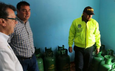Los secretarios de Seguridad Ciudadana y de Gobierno, Mauricio Franco y Oscar Gerardino, respectivamente, dirigieron el cierre del expendio de gas propano que funcionaba sin permiso en el barrio Santander. Cortesía