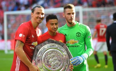 Ibrahimovic celebró junto a sus compañeros el primer título que gana con el Manchester United. AFP