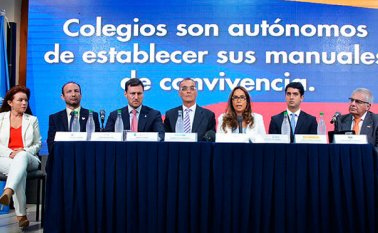 Parody hizo énfasis en que los padres de familia no deben dejarse engañar con este tipo de "mentiras" porque quieren "hacerles creer que la educación de sus hijos se sale de sus manos". Ministerio de Educación