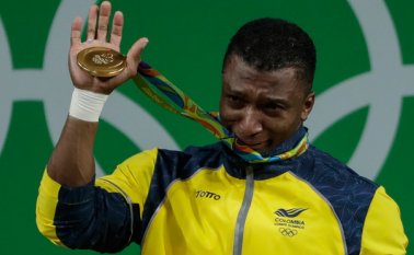 Tan pronto se confirmó su oro, Figueroa se arrodilló en el escenario, se tiró hacia atrás llorando, besó las pesas y realizó una reverencia ante los cientos de colombianos que estaban el lugar. Colprensa