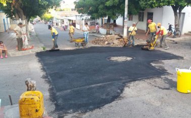 Una cuadrilla de tapa huecos va por varios sectores de la ciudad reparcheando los sitios donde hay muchos huecos y así mejorar la movilidad. Cortesía