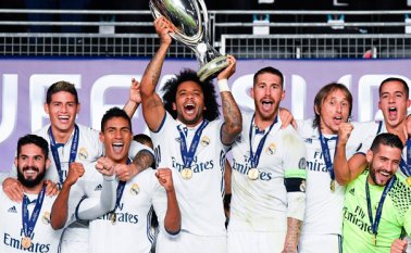 El colombiano James Rodríguez celebró con su club, el RealMadrid, el cual logró su tercera Supercopa de Europa. AFP