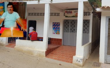 Tras dispararle en el pecho, el delincuente escapó en la moto, mientras que el tendero quedó tendido en el piso. La Opinión