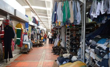 Así lucen los 97 locales del bazar luego de las remodelaciones hechas mediante convenio entre la Alcaldía y Cenabastos. Los locales se entregaron en obra negra y los copropietarios los terminaron de pintar. Edinsson Figueroa