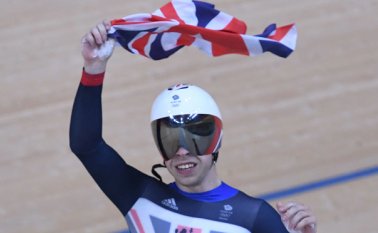 El británico Philip Hindes ondea la bandera de su país al ganar el oro en la persecución. AFP