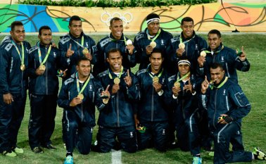 Los medallistas de oro del equipo de rugby de Fiyi celebraron esta hazaña. AFP