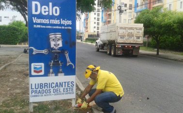 Estas publicidades que ocupaban los separadores en varios sectores fueron erradicadas por personal de la secretaría de Gobierno. Cortesía