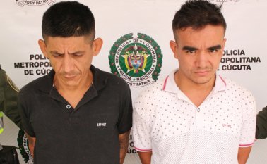 Daniel Henrique Zambrano Pérez y Ender José Niño Martínez, fueron detenidos en flagrancia por la Policía Metropolitana de Cúcuta, portando dos armas de fuego y siete teléfonos celulares. Policía Nacional