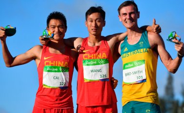 Los atletas chinos Wang Zhenn (derecha) y su compatriota Cai Zelin, fueron los amos de la competencia de marcha de 20 kilómetros. Archivo