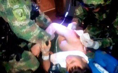 La víctima es el patrullero Jhon Jairo Trujillo Morales, quien recibió un disparo en el brazo derecho. La Opinión