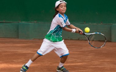 Los nuevos prospectos del tenis rojinegro ponen a prueba su potencial en el Torneo Grado 3, que se juega en el club Tennis; en la foto, Pablo Vasco, jugador cucuteño en uno de los pasajes del partido de la categoría de 12 años. Juan Pablo Cohen