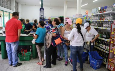 En los dos fines de semana que se permitió el paso de venezolanos a comprar productos básicos de la canasta alimentaria, abastos como Los Montes de la avenida sexta reportaron un incremento del 25% en las ventas. César Obando