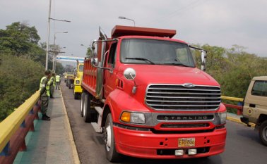 El transporte de carga en la frontera está paralizado desde hace un año. Archivo