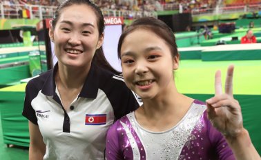 La gimnasta surcoreana Lee Eun-ju (derecha), y la norcoreana Hong Un Jong, generaron curiosidad por esta fotografía que circuló en las redes sociales en un momento en que sus países de origen viven instantes de tensión. AFP