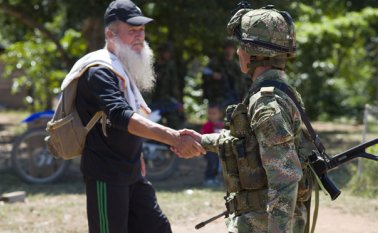 Jimmy Guerrero, jefe militar del frente 33 de las Farc, saluda a un soldado durante su visita a Caño indio, vereda de Tibú, Juan Pablo Bayona