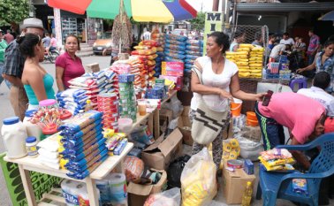 Las calles de Puerto Santander estaban inundadas de mercancía de todo tipo. Los venezolanos llegaron por los productos de la canasta familiar. César Obando