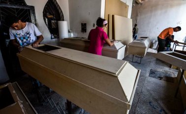 Ante el alto costo de la madera, los carpinteros se están especializando en desarrollar ataúdes más económicos. AFP