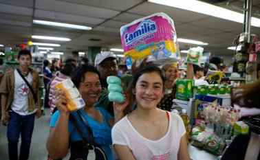 Los compradores del vecino país mostraron su alegría al conseguir en los supermercados cucuteños todo tipo de productos alimenticios y de aseo. Juan Pablo Cohen
