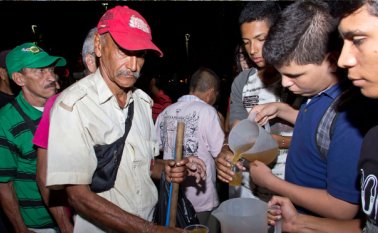 Cada semana, los misioneros acuden a la buena voluntad de amigos, vecinos y conocidos para recolectar los recursos que les permitan llegar con más de 150 panes e igual cantidad de vasos de aguapanela a su destino. Alfredo Estévez