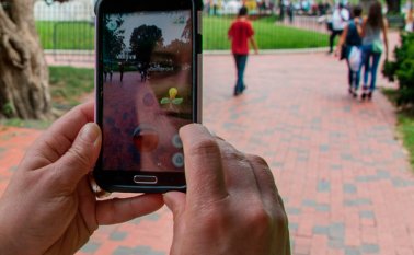 En las redes sociales circula un texto que invita a jugar con cautela: "Más vale tu celular, y más aún tu vida, que un Pokémon", reza el mensaje. AFP