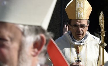 El cardenal y arzobispo de Lyon, Philippe Barbarin celebró ayer una misa para la fiesta de la Asunción en el santuario de la Virgen en la peregrinación francesa de Lourdes. AP