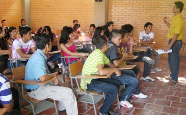 Según algunos investigadores, 35 por ciento de los docentes tiene problemas mentales y no puede abordar problemas sociales. Archivo