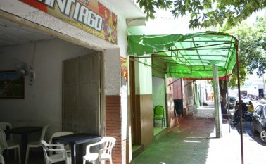 Los dueños de los bares  aseguran que desde que les recortaron el horario de trabajo de 11 p.m. a 6 p.m. las ventas han disminuido y han tenido que despedir a sus empleados. Edinsson Figueroa