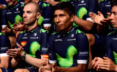 El colombiano Nairo Quintana (centro) fue 3º en el Tour de Francia 2015 y aspira a retomar la línea de éxitos. Junto a él, a la izquierda, Alejandro Valverde. Archivo