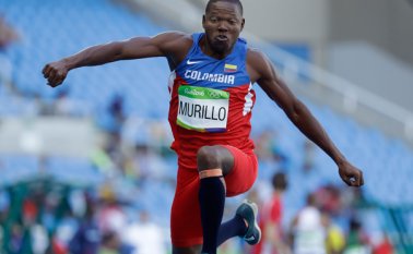 El colombiano John Murillo realiza un intento en las eliminatorias del salto triple en los Juegos Olímpicos de Río de Janeiro, este el lunes. AP