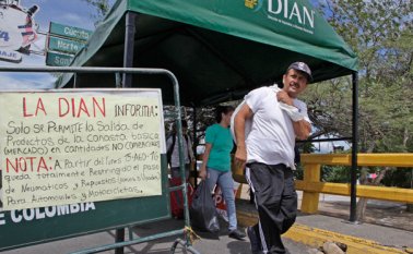 Solo mercado es lo que pueden llevar a su país los venezolanos que crucen los puentes a hacer compras en Cúcuta y Villa del Rosario. Mario Caicedo