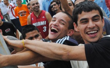 Los colombianos casados o en unión libre son más felices y satisfechos que los divorciados, separados o viudos, de acuerdo con la encuesta. Colprensa