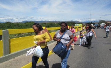 En su mayoría, los ciudadanos venezolanos que cruzan la frontera hacia Colombia vienen en busca de alimentos. Orlando Carvajal
