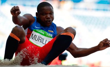 Murillo logró el salto que le dio el diploma olímpico en su segundo intento. AFP