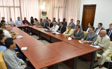 Para el Gobierno, después de cuatro años de negociación con las Farc, no sería posible reabrir el debate de la agenda pactada con el grupo armado ilegal, como se plantea desde algunos sectores políticos. Colprensa