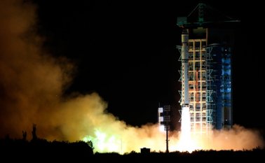 En esta imagen, distribuida por la agencia de noticias china Xinhua, aparece el cohete Long March-2D con el satélite a bordo lanzado por China. AP