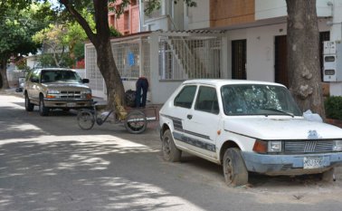 En la avenida 0b con calle 20, en barrio Blanco, este carro fue dejado abandonado en plena vía desde hace más de seis meses. Edinsson Figueroa
