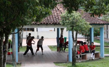 La cercanía de la escuela a la estación ha dejado afectaciones graves pues, según el directivo de la institución, en el más reciente hostigamiento (los días 26 y 27 de julio) las balas alcanzaron la fachada y el techo, debido a que la escuela está a menos de una cuadra de las garitas. Archivo