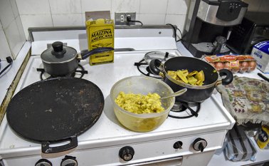 "Aguantando la pela", se llama el grupo de Facebook donde los venezolanos comparten sus recetas. AFP