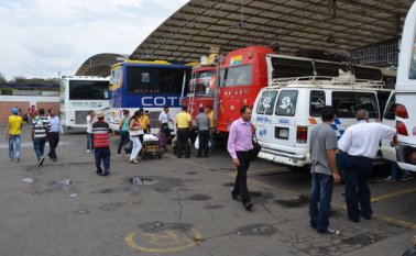 Según datos de la terminal de transporte, el traslado de pasajeros hacia el interior del país aumentará un 50%, al permitirse el paso de vehículos por los puentes fronterizos con Venezuela. Archivo La Opinión