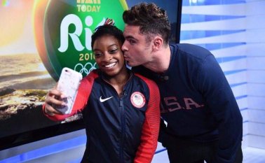 Biles escribió en Twitter: "Me pueden llamar señora Efron de ahora en adelante". Facebook