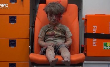 El niño fue captado aturdido y cansado, sentado en la silla naranja de una ambulancia. La imagen fue tomada de un video distribuido por el grupo opositor sirio Aleppo Media Center (AMC). AP