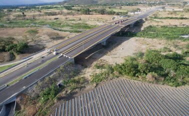 El puente binacional Tienditas tiene tres estructuras paralelas, una para peatones y dos para el paso vehicular, cada una de tres carriles. La Opinión
