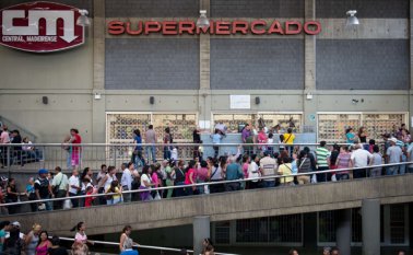 Las largas filas en los supermercados ya son una postal en Venezuela. Los ciudadanos encuentran a diario dificultades para conseguir productos de la canasta básica.  Archivo