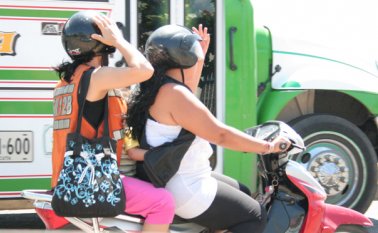 La costumbre de las damas de transportar hasta tres pasajeros en moto, incluidos niños, no se va a tolerar más en la ciudad, advirtió el comandante de Policía de Tránsito, mayor Félix Clavijo. Archivo La Opinión