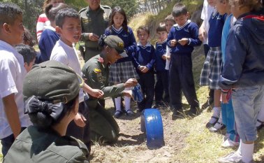La teniente Johana Velasco y la patrullera Jessica Rentería, ayudaron a pintar las ruedas. Los niños fueron los más activos durante el embellecimiento de su escuela. Roberto Ospino