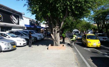 Todas las compraventas que funcionan en la Avenida Los Libertadores firmaron hace dos años pactos de compromiso para no invadir el espacio público. Cortesía