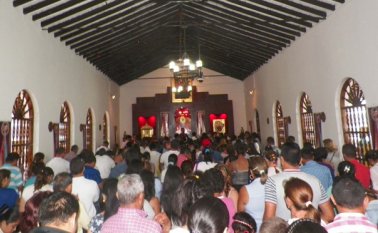 Al Santuario del Agua de la Virgen de Torcoroma llegan decenas de creyentes Católicos a pagar promesas. Javier Sarabia