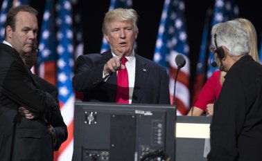 Donald Trump en su primer mensaje publicitario en televisión hizo hincapié en el tema de la seguridad en una alusión clara a los terroristas y a los criminales. AP