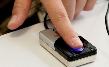 Si la persona no tiene huellas, también se suele acudir a la fotografía o los datos alfabéticos como identificación. La huella digital es utilizada como identificación desde finales del siglo XIX.
Tomada de Internet