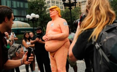 Estatuas de Donald Trump elaboradas por el colectivo anarquista Indecline aparecieron en Nueva York, San Francisco, Los Ángeles, Cleveland y Seattle donde lo mostraban desnudo, con un abultado abdomen, un trabajado cabello amarillo, bajo el lema “El emperador no tiene pelotas”, causó risas y atrajo a decenas de curiosos hasta que fueron destruidas por las autoridades. AFP